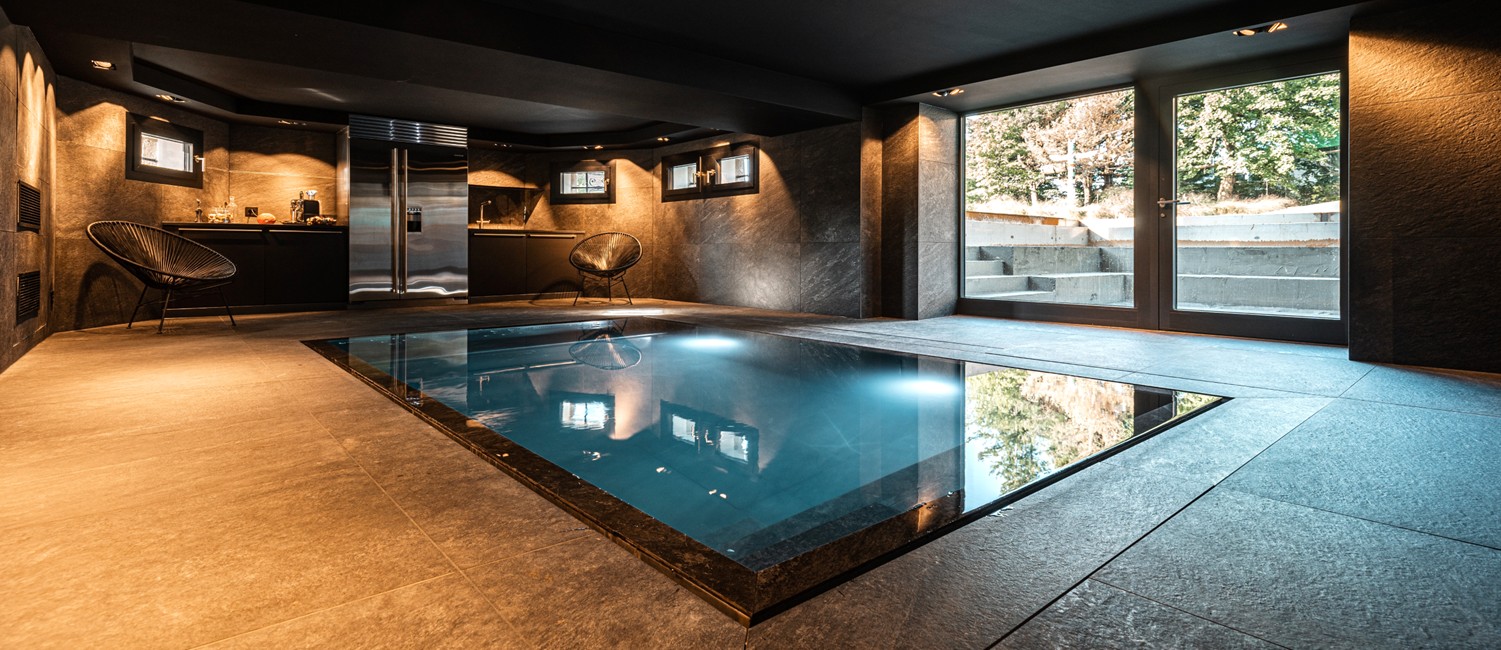 Piscine intérieure miroir chic et sophistiquée