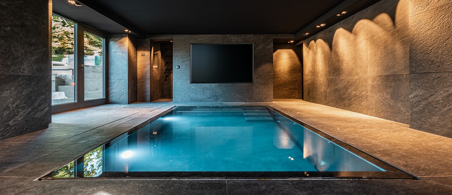 Piscine intérieure miroir chic et sophistiquée