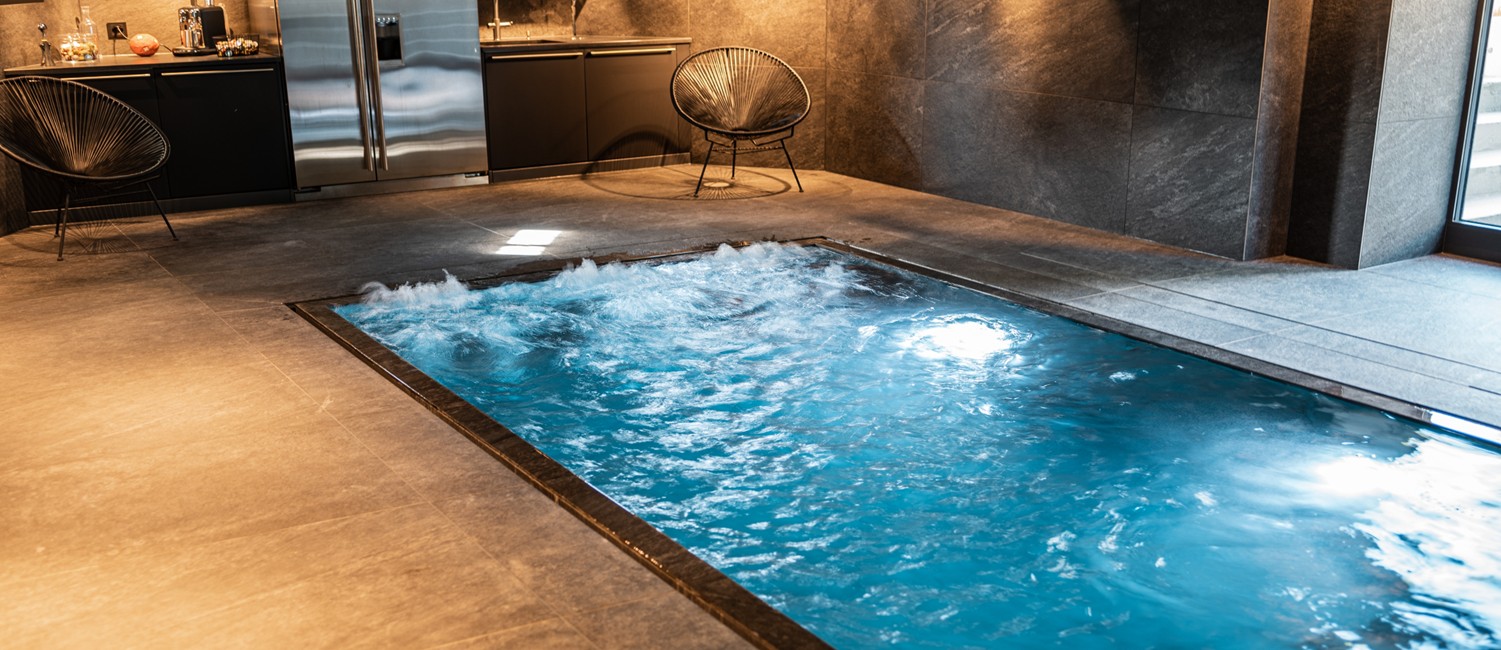 Piscine intérieure miroir chic et sophistiquée