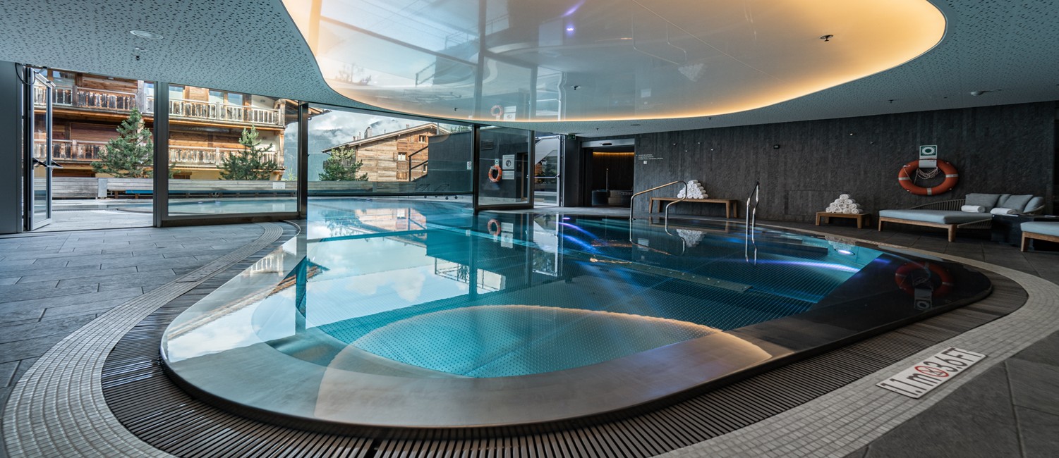 Nouvelle piscine en inox de l’hôtel W Verbier : élégance et raffinement