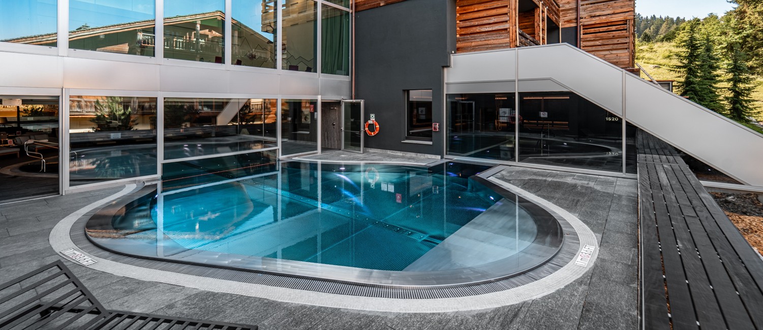 Nouvelle piscine en inox de l’hôtel W Verbier : élégance et raffinement