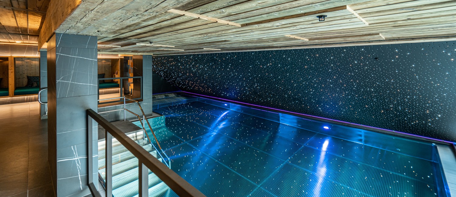Nouvelle piscine en inox de l’hôtel W Verbier : élégance et raffinement