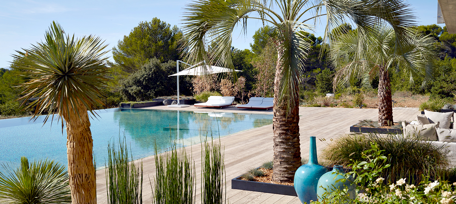 Majestueuse piscine miroir à débordement paysagée