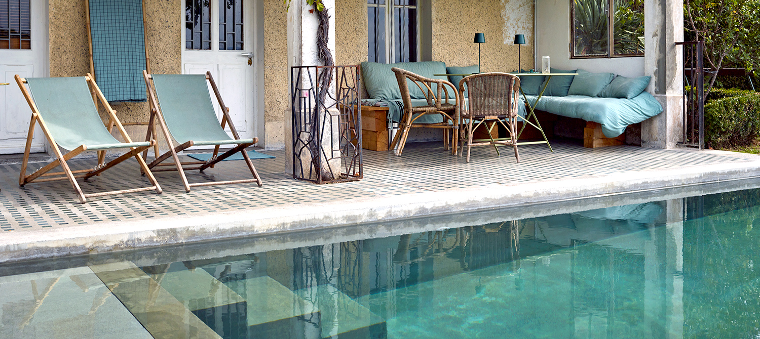 Petite piscine en béton brut