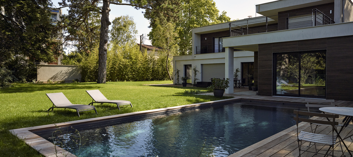 Une piscine contemporaine avec vue sur le jardin