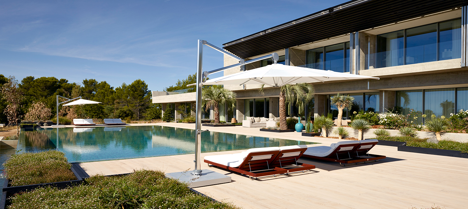 Majestueuse piscine miroir à débordement paysagée