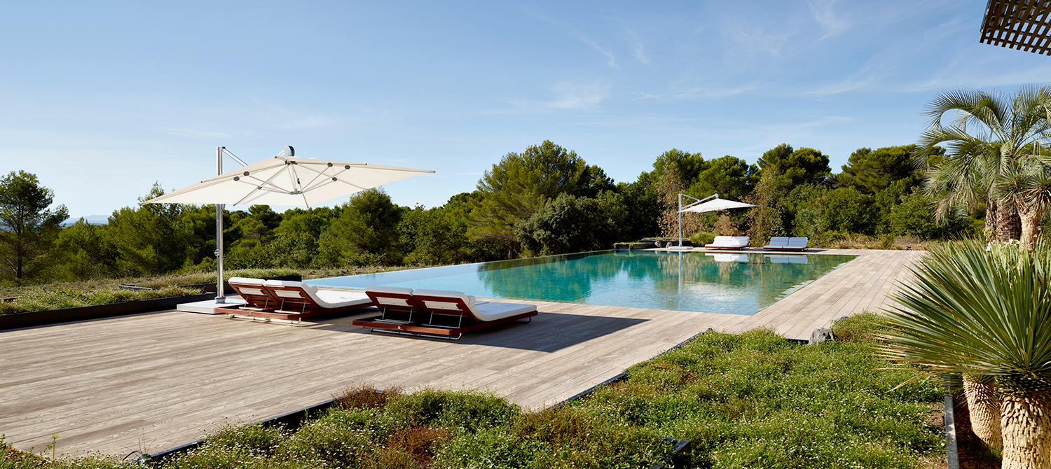 Majestueuse piscine miroir à débordement paysagée