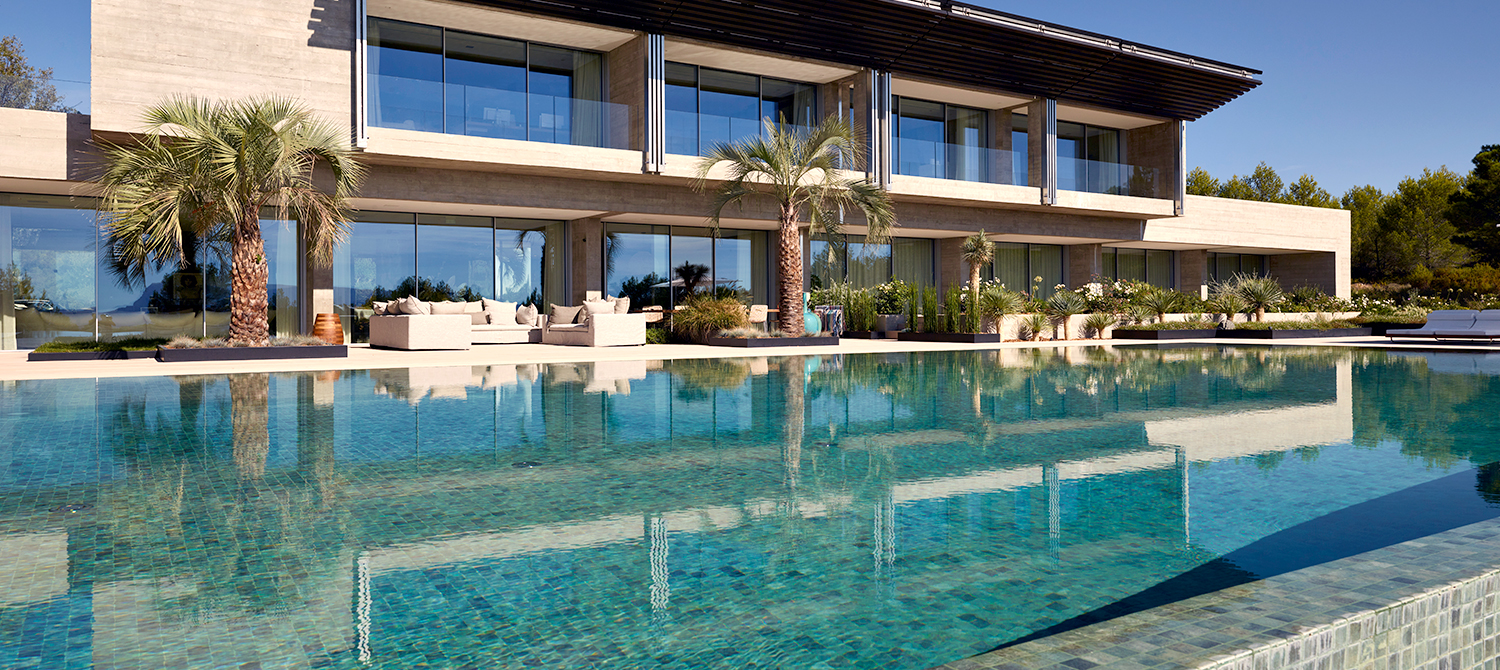 Majestueuse piscine miroir à débordement paysagée