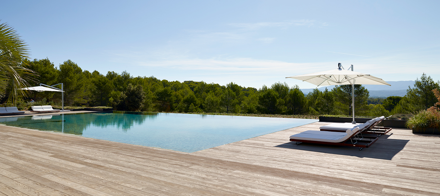 Majestueuse piscine miroir à débordement paysagée
