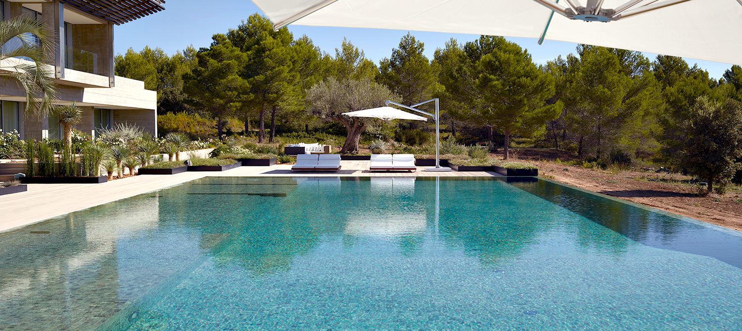 Majestueuse piscine miroir à débordement paysagée