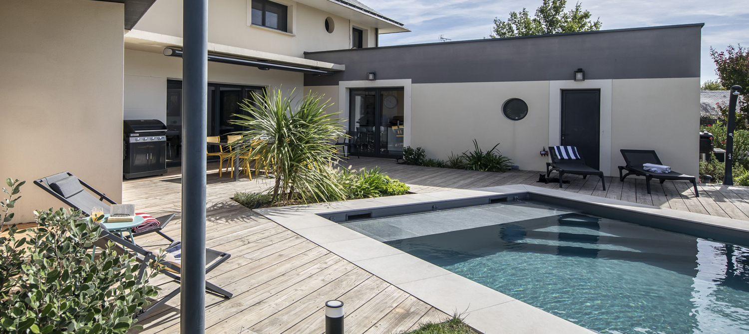 Piscine contemporaine familiale