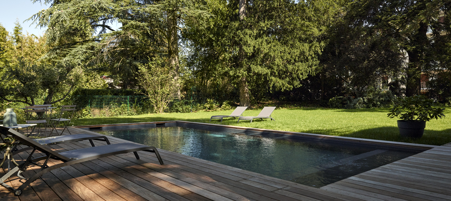 Une piscine contemporaine avec vue sur le jardin