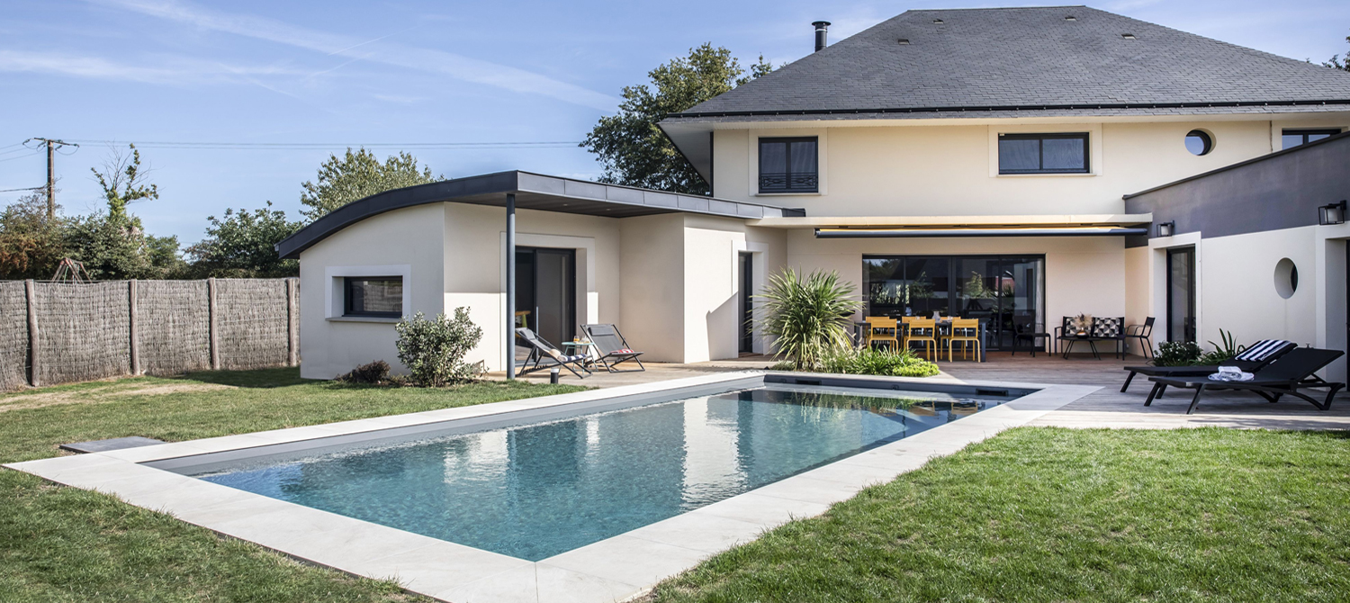 Piscine contemporaine familiale