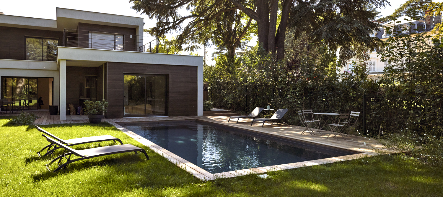 Une piscine contemporaine avec vue sur le jardin