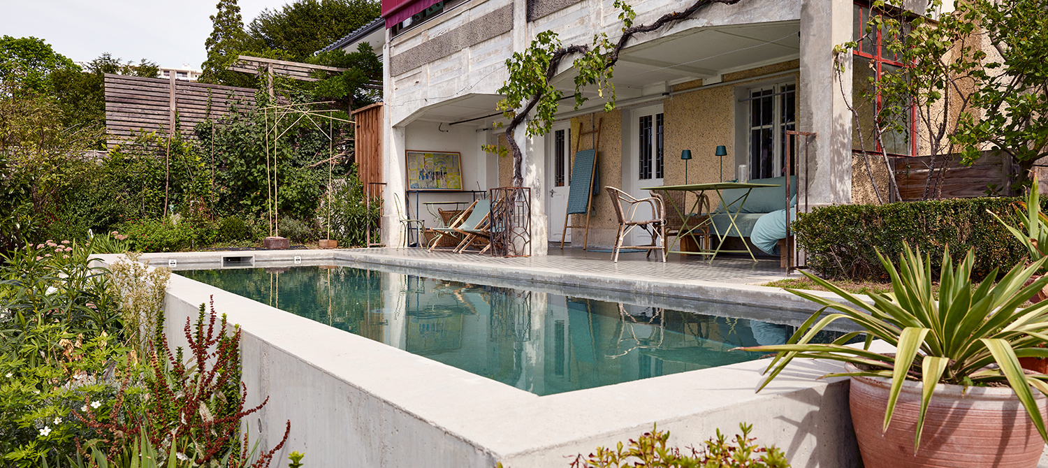 Petite piscine en béton brut