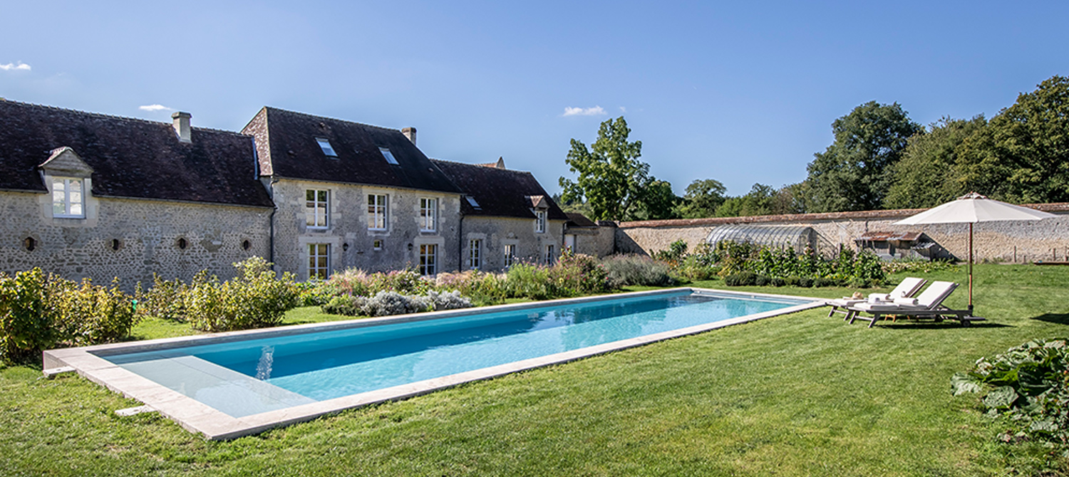 Une grande piscine tout en longueur