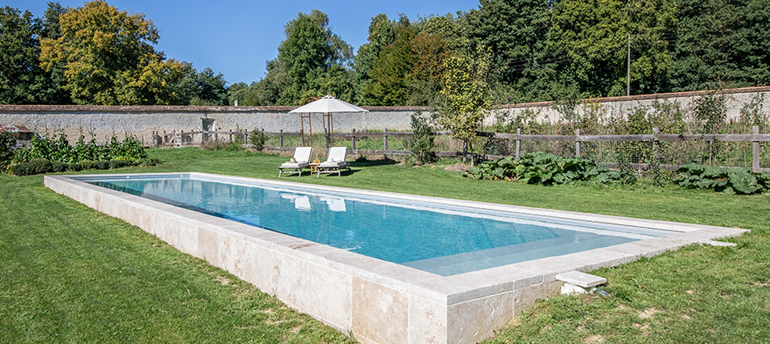 Une grande piscine tout en longueur