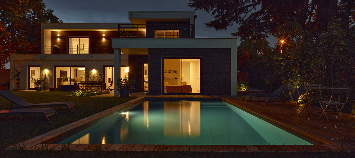 Une piscine contemporaine avec vue sur le jardin