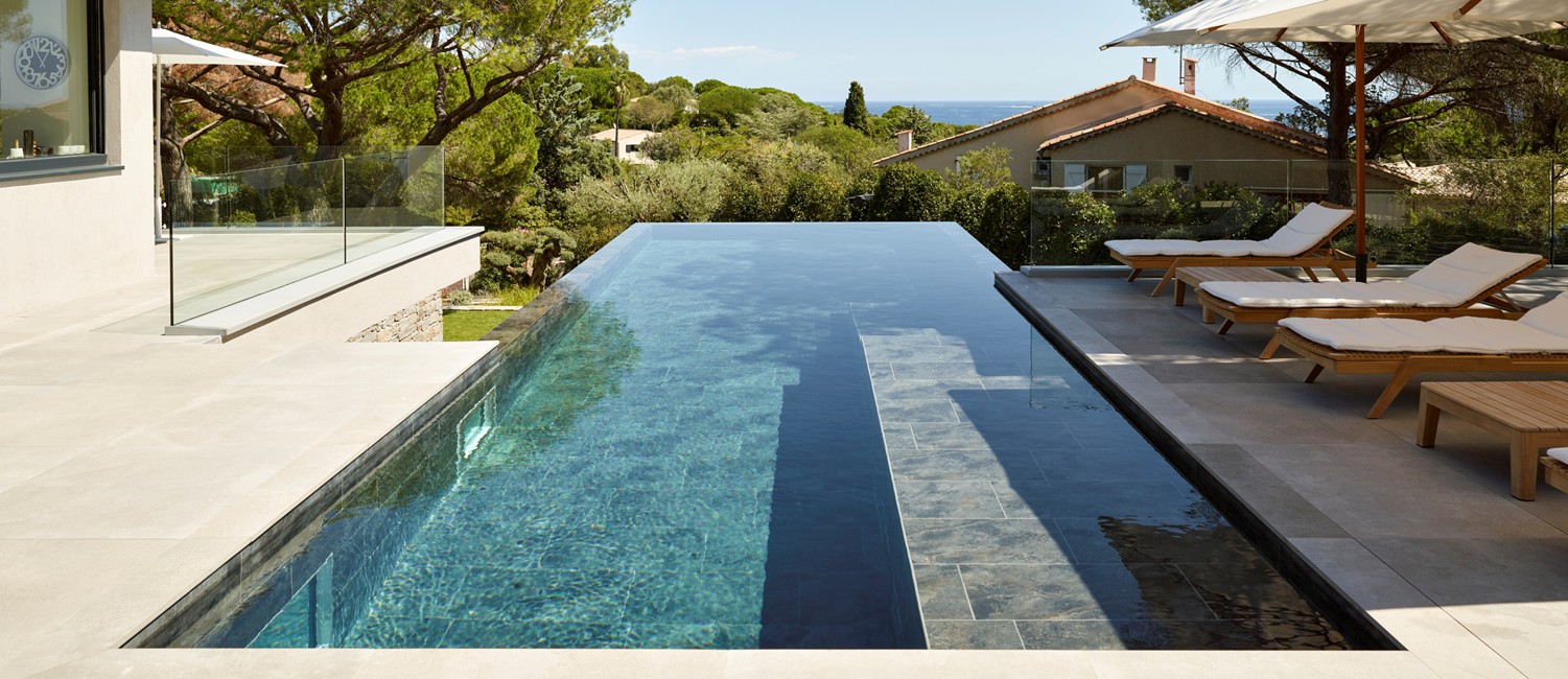 Une double piscine