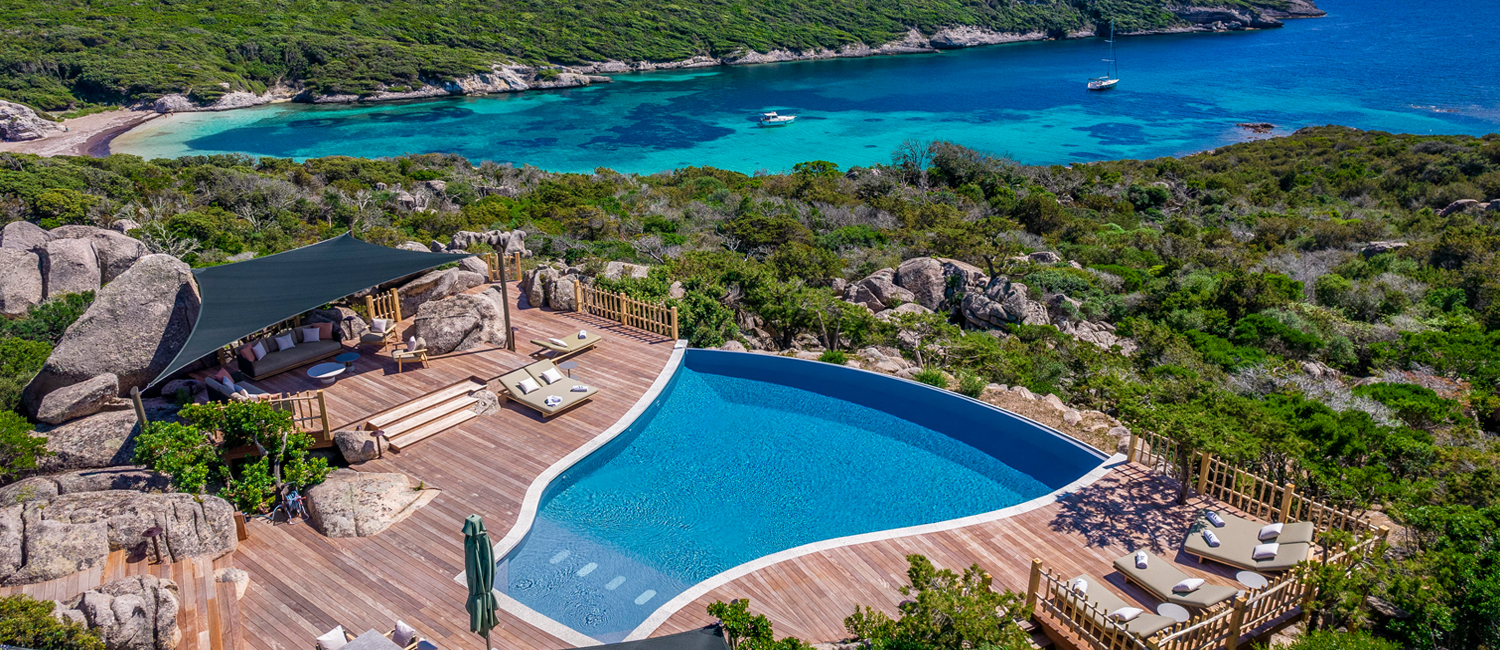 Piscine sculptée dans le paysage du Domaine de la Trinité