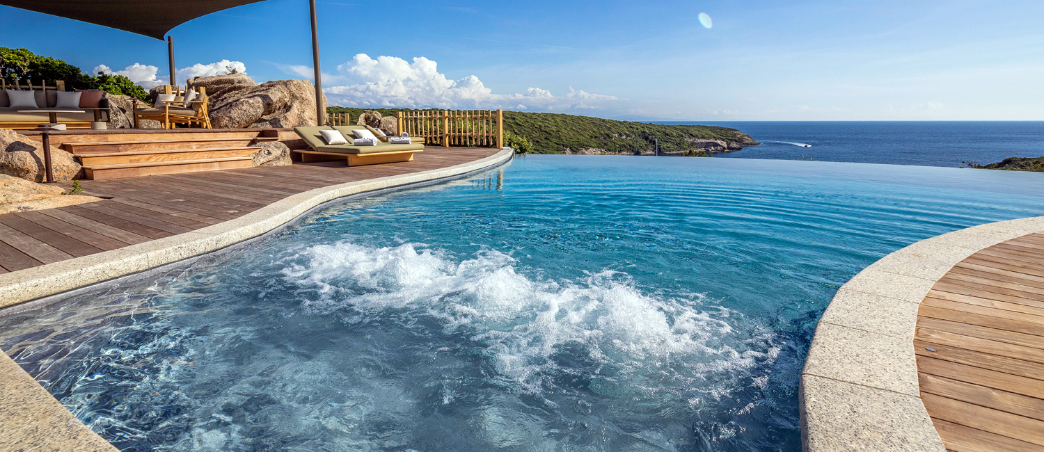 Piscine sculptée dans le paysage du Domaine de la Trinité