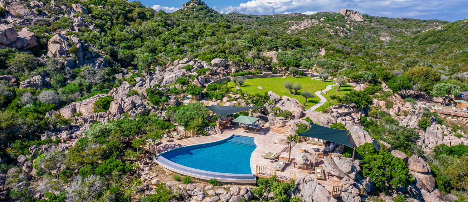Piscine sculptée dans le paysage du Domaine de la Trinité