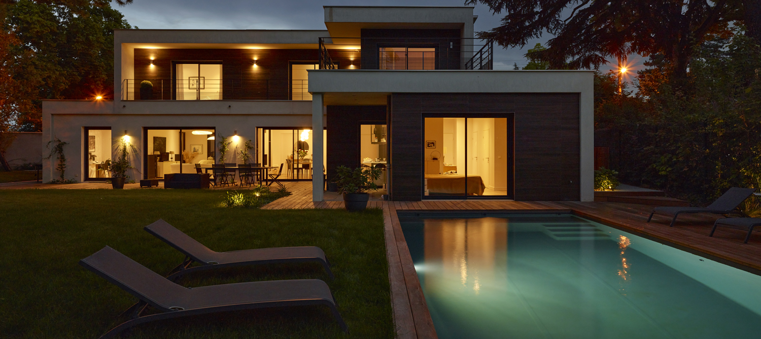 Une piscine contemporaine avec vue sur le jardin