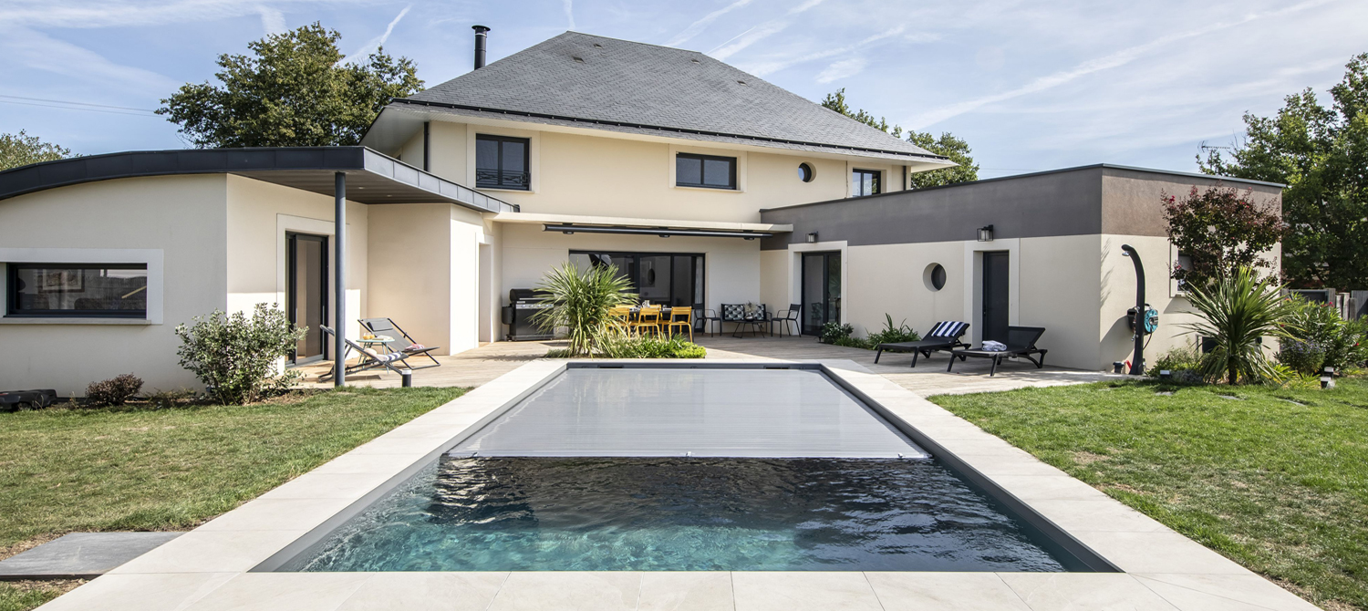 Piscine contemporaine familiale