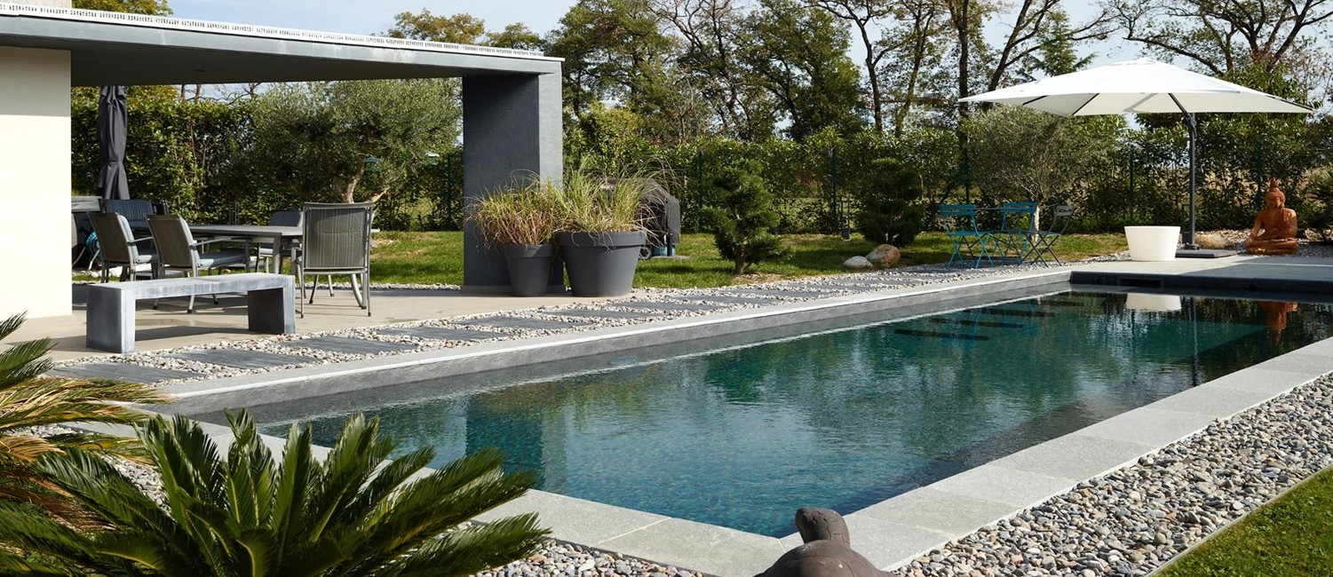 Piscine paysagée et design contemporain