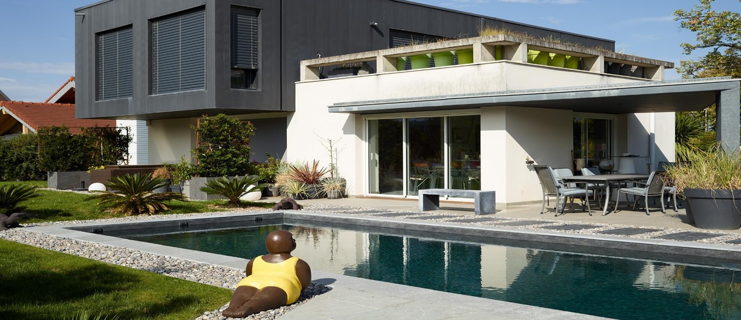 Piscine paysagée et design contemporain
