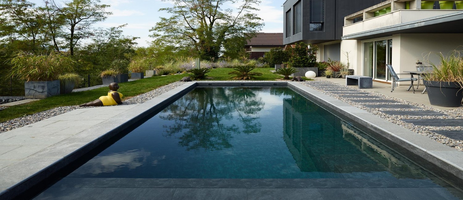 Piscine paysagée et design contemporain