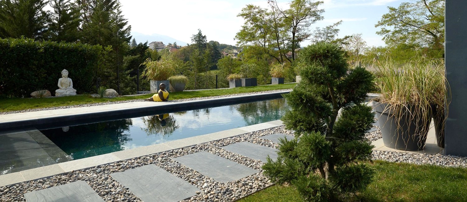 Piscine paysagée et design contemporain