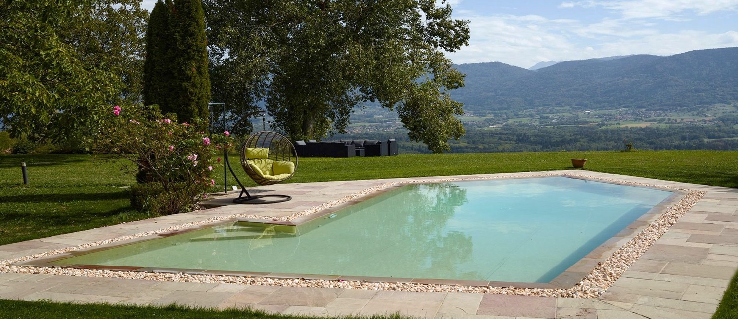 Transformation d’une piscine miroir et de sa terrasse vieillissante