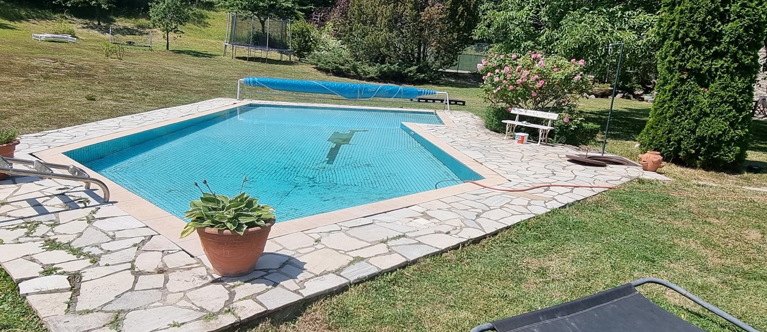 Transformation d’une piscine miroir et de sa terrasse vieillissante