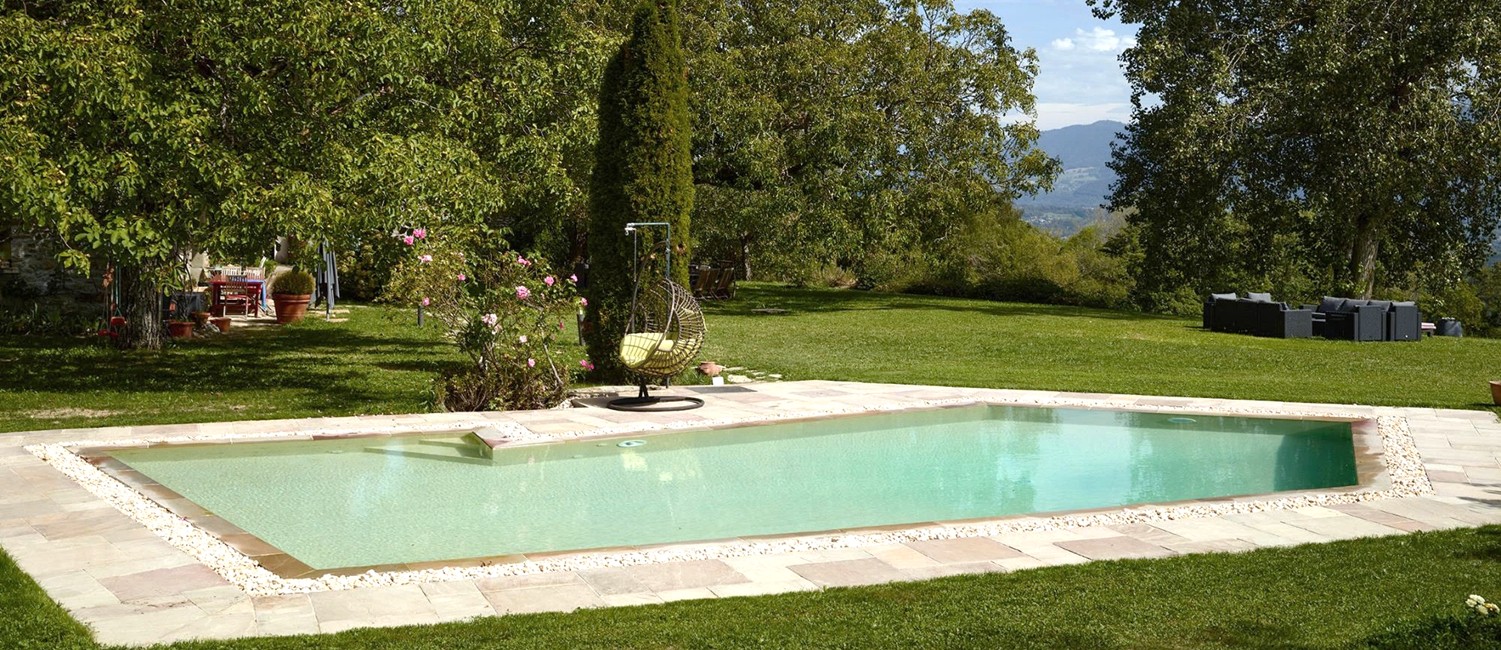 Transformation d’une piscine miroir et de sa terrasse vieillissante