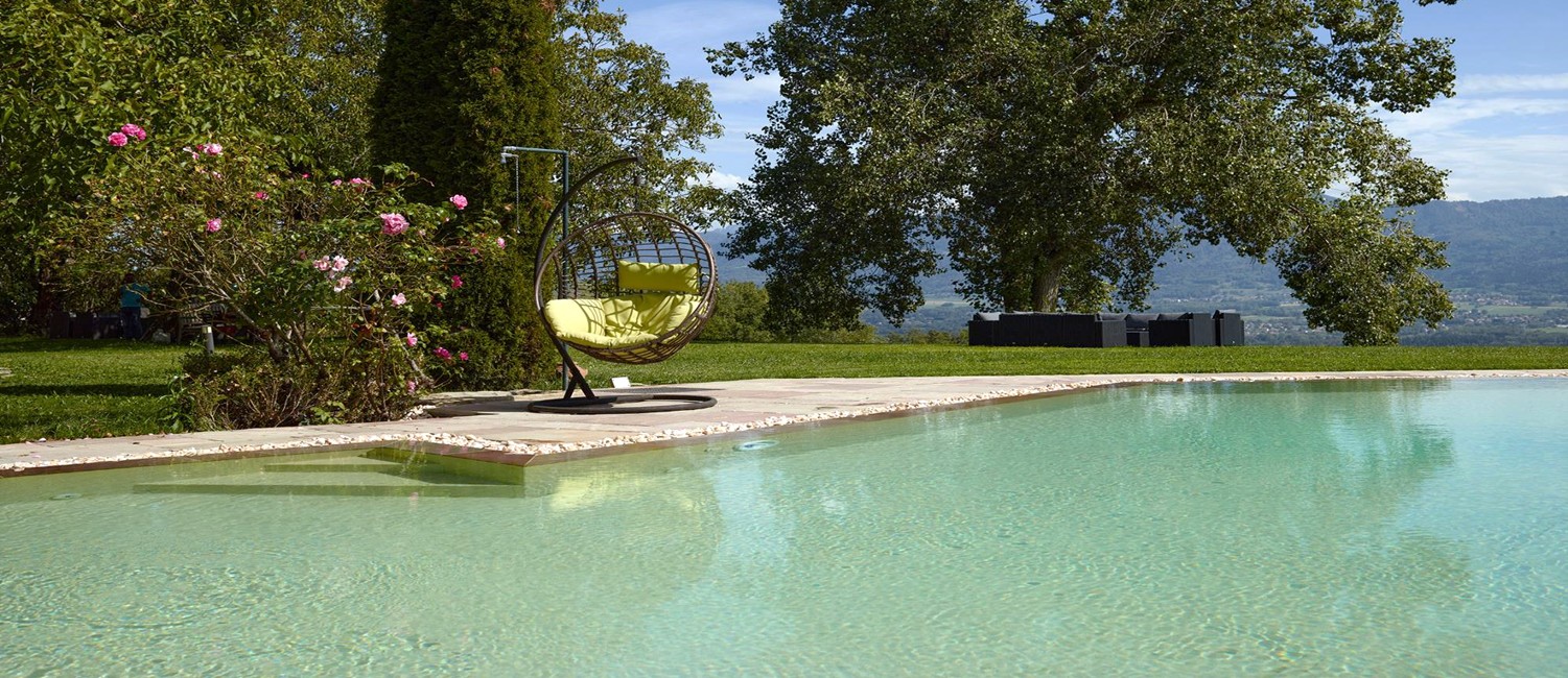 Transformation d’une piscine miroir et de sa terrasse vieillissante