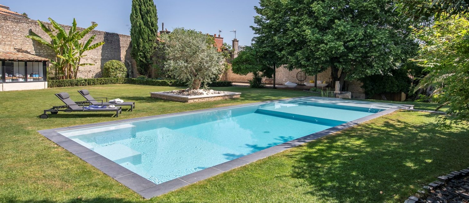 Piscine à débordement avec double escalier