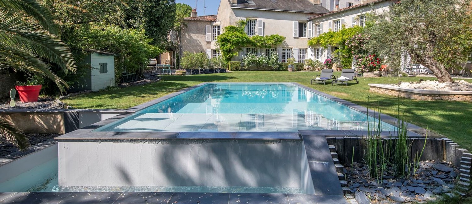 Piscine à débordement avec double escalier