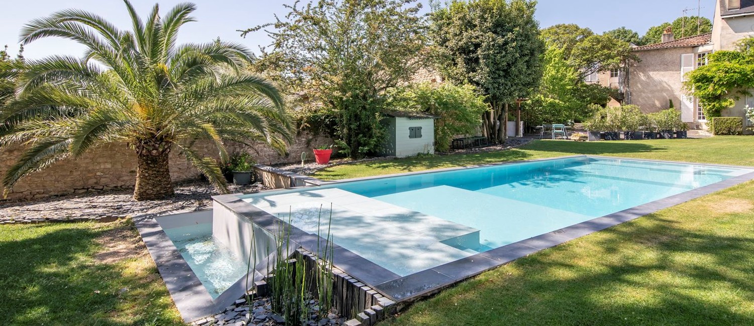 Piscine à débordement avec double escalier