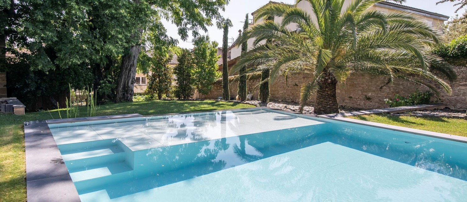 Piscine à débordement avec double escalier