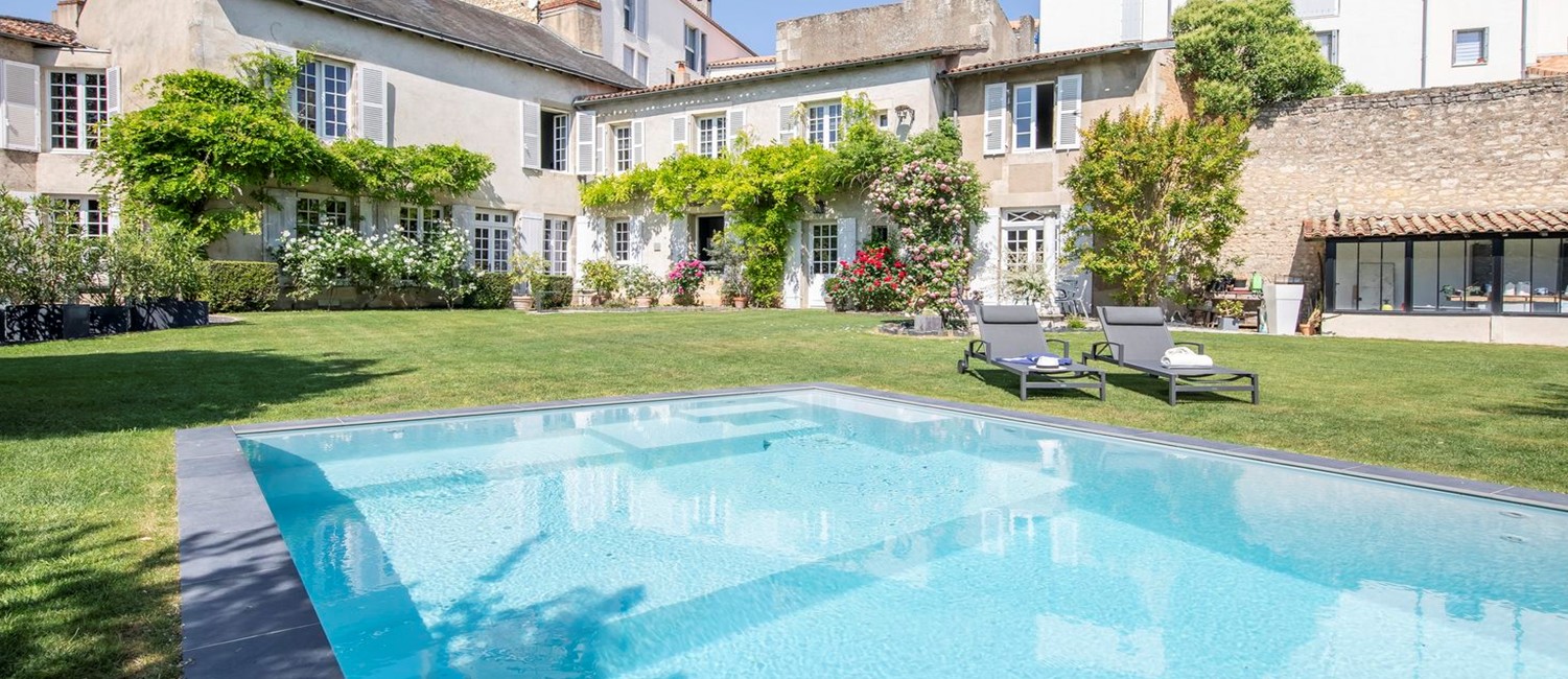 Piscine à débordement avec double escalier