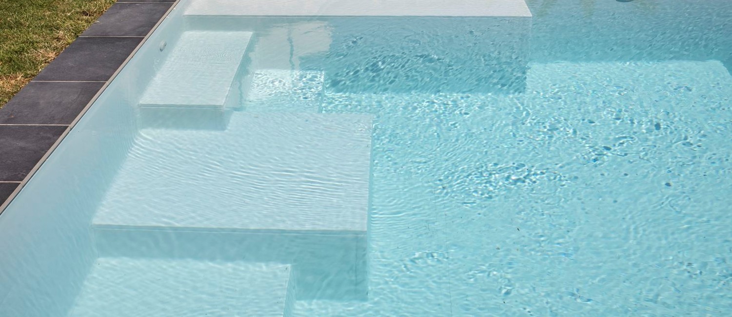 Piscine à débordement avec double escalier