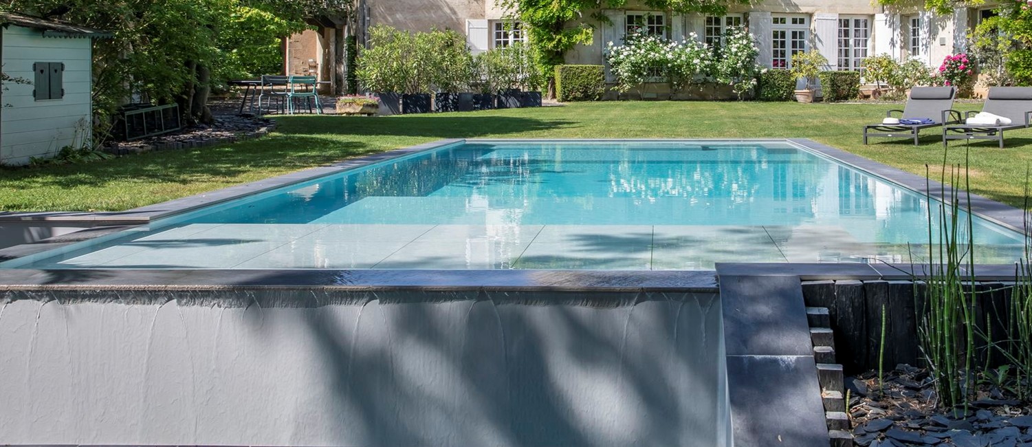 Piscine à débordement avec double escalier