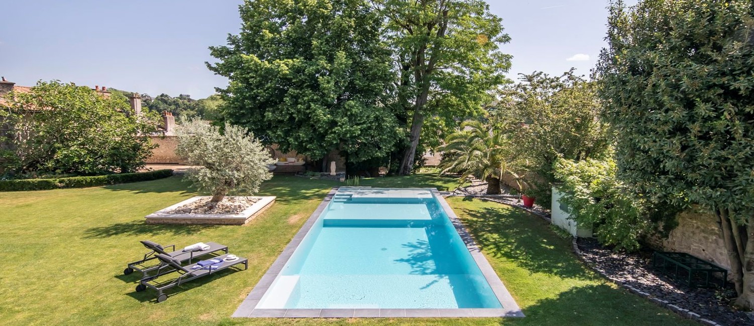 Piscine à débordement avec double escalier
