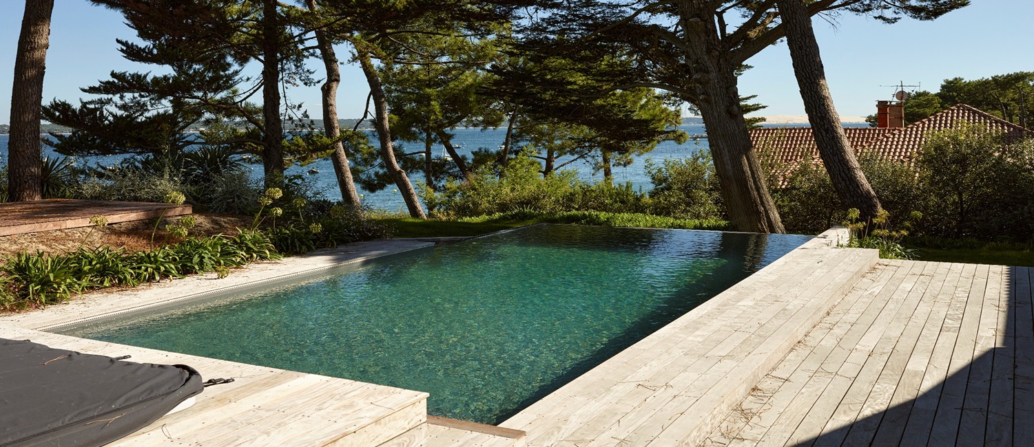 piscine à débordement dans la baie d'Arcachon