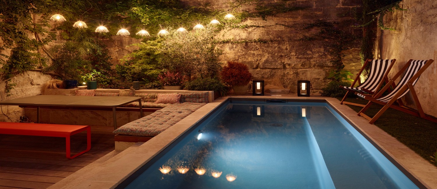 petite piscine de nuit à Bordeaux esprit bohème