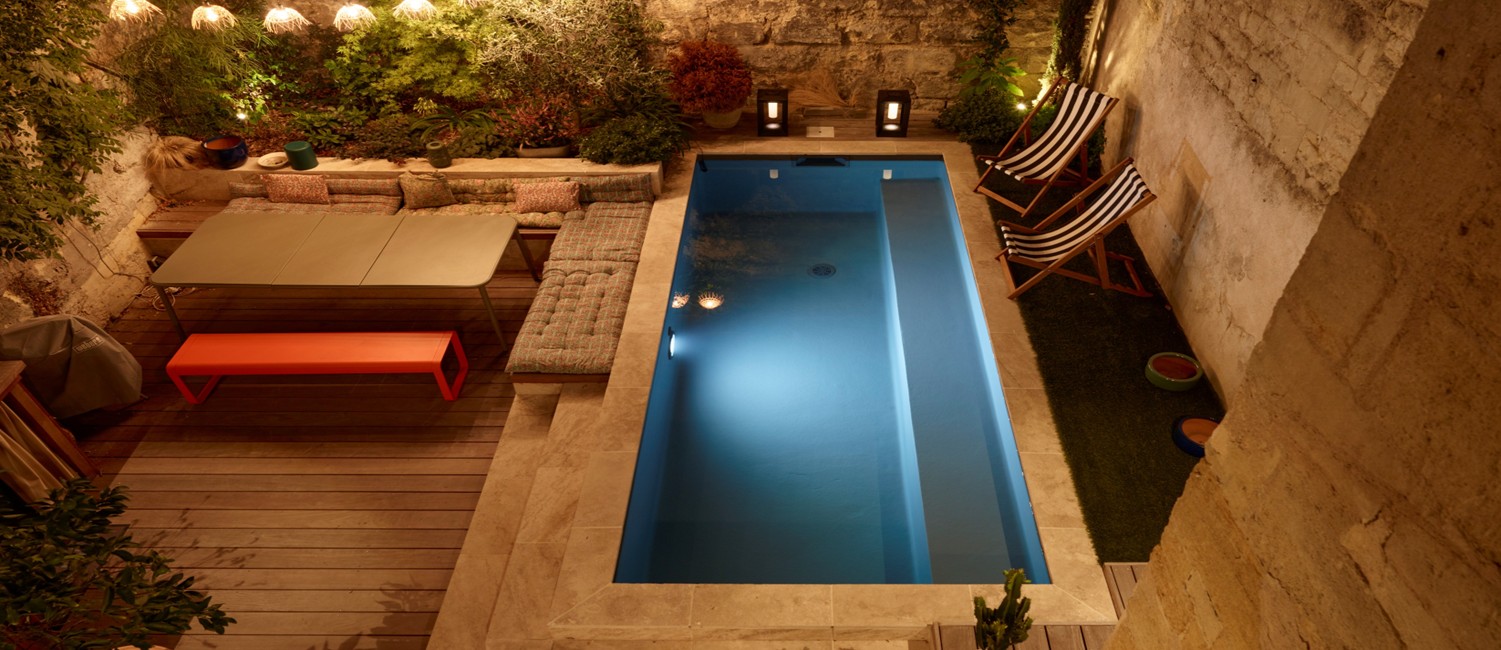 petite piscine avec escalier banquette dans la longueur