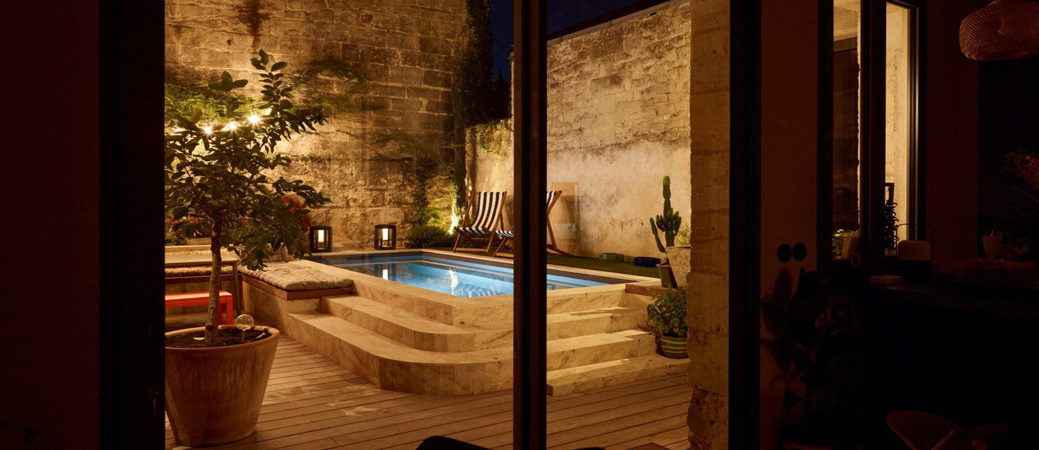 petite piscine de nuit à Bordeaux