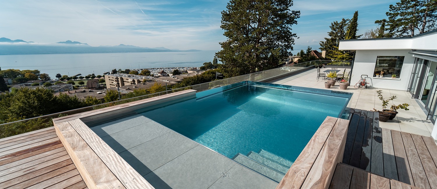 piscine inox et verre vue sur le lac