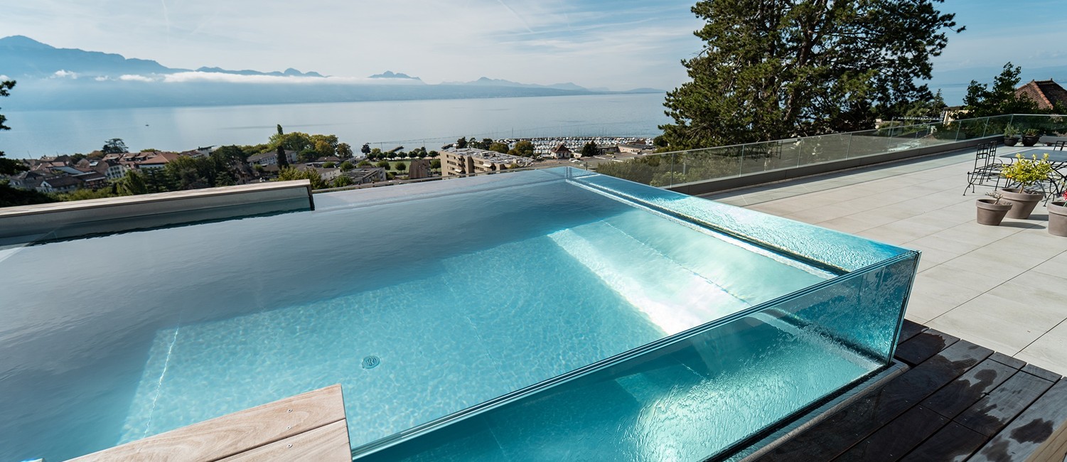 piscine inox et verre, transparence et reflets